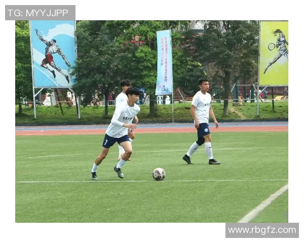 足球明星们的童年故事：从小梦想成真到绿茵场上的辉煌时刻