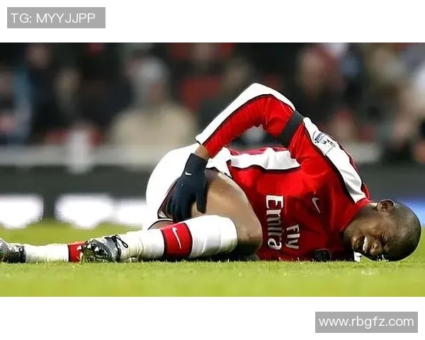 足球明星挑战极限用足球踢碎玻璃引发热议与争议 足球明星挑战极限用足球踢碎玻璃引发热议与争议