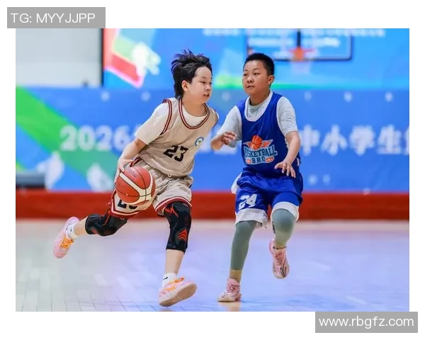 小男孩勇敢挑战篮球明星展现梦想与坚持的精彩对决 小男孩勇敢挑战篮球明星展现梦想与坚持的精彩对决
